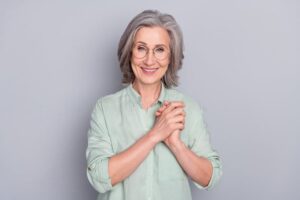 abuela feliz con blusa colorida alegre