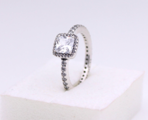 anillo pandora tu y yo elegante con fondo neutro