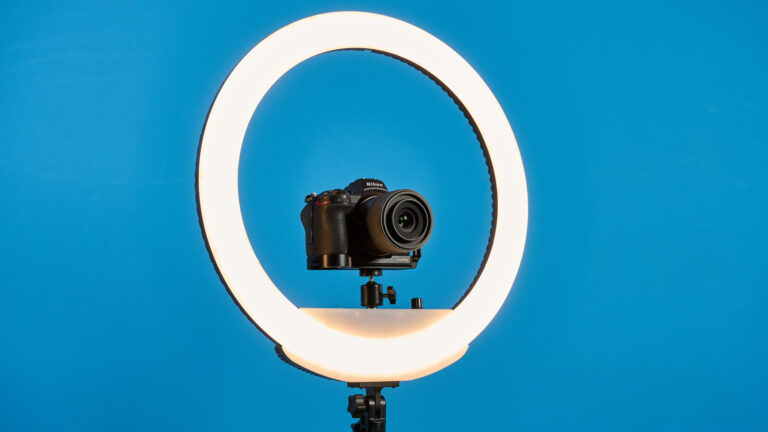 aro de luz iluminando camara fotografica