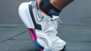 atleta corriendo con zapatillas nike zoom superrep