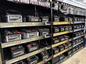 baterias de auto variadas en tienda automotriz