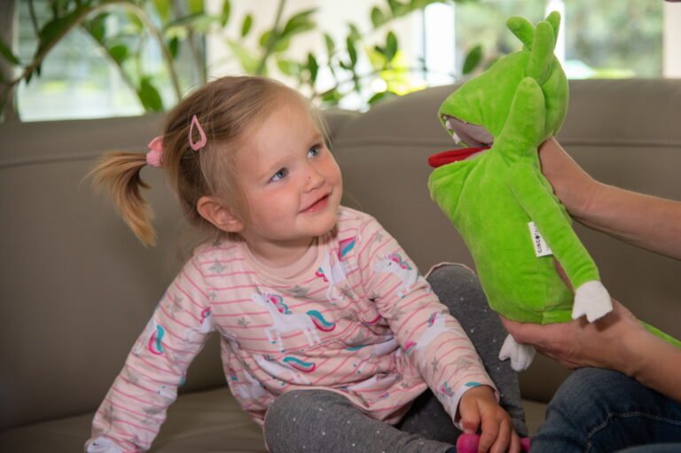 Cómo Funciona un Bebé Que Habla Juguete y Cuáles Son Sus Beneficios 2 bebe juguete parlante en manos infantiles