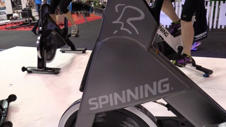 bicicleta spinning precor en gimnasio moderno