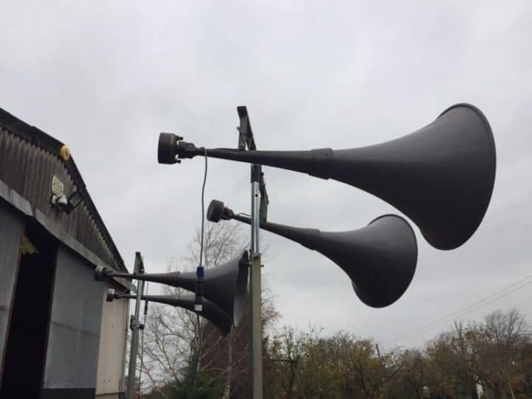 Cuáles Son Las Bocinas Más Potentes Para Mejorar El Sonido 2 bocinas grandes altavoces concierto exterior sonido