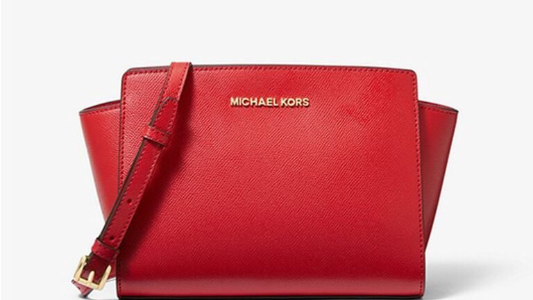 bolsa michael kors roja sobre fondo neutro
