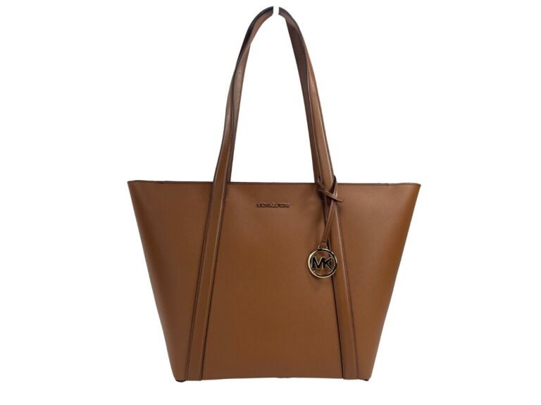 bolsa tote michael kors elegante sobre fondo neutro