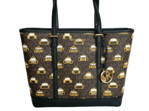 Por qué Elegir una Bolsa Tote Michael Kors Para tu Estilo Diario 4 bolsa tote michael kors en ambiente urbano