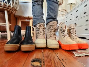 Dónde Comprar Botas De Invierno Largas Que Sean Cómodas Y Resistentes 3 botas de invierno largas sobre fondo neutro
