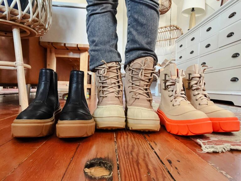 botas de invierno largas sobre fondo neutro