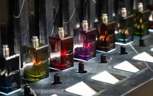 botella de perfume elegante junto a chimenea equipada