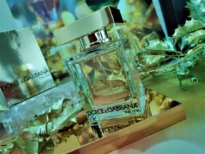 Qué es The One Woman de Dolce & Gabbana y cómo se usa 1 botella de perfume the one woman elegante