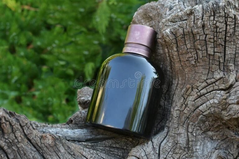 botella elegante de perfume masculino sobre madera