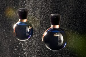 Qué características tiene el perfume Liz Sport que lo hacen popular 2 botella elegante de perfume sobre fondo deportivo