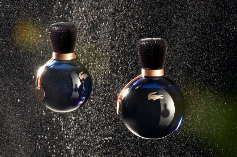 botella elegante de perfume sobre fondo deportivo