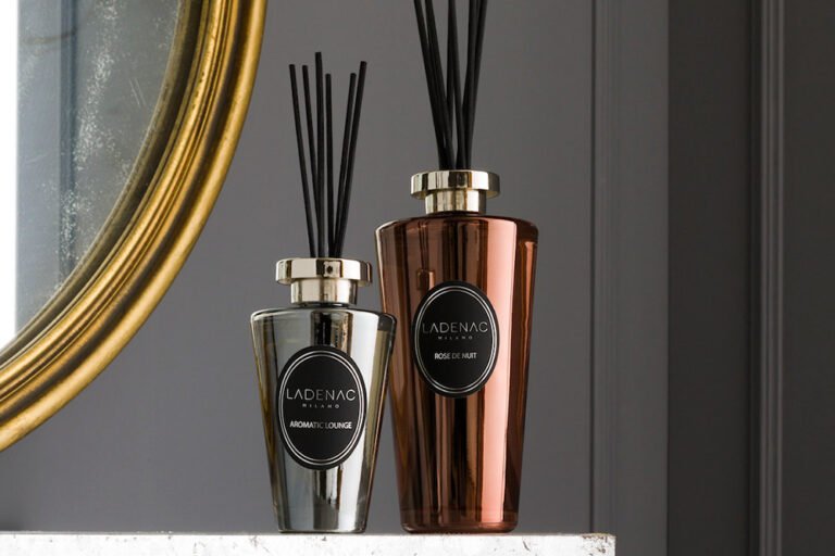 botella elegante de perfume y spray difusor