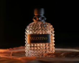 botella elegante perfume valentino fondo negro