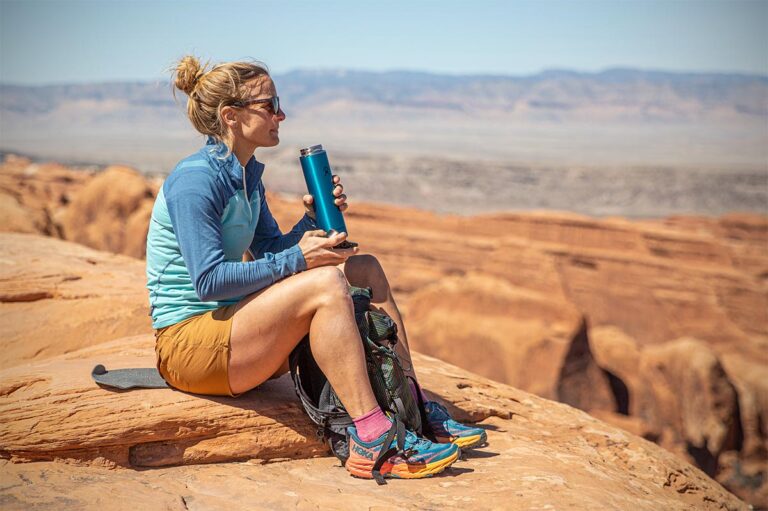 botella hydro flask con paisaje natural al aire libre