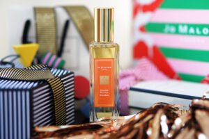 botellas de jo malone orange bitters y coctelera