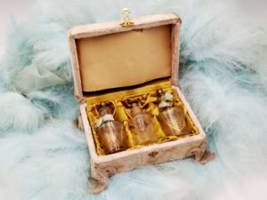 botellas de perfume con notas aromaticas naturales