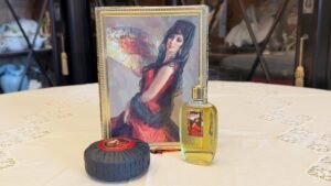 botellas de perfume maja en exhibicion elegante