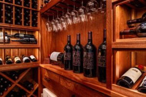 Por Qué Elegir Una Cava de Madera Para Guardar Tus Vinos 1 botellas de vino en cava de madera clasica