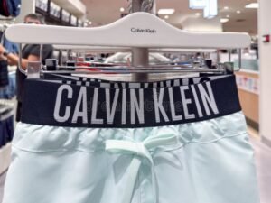 Dónde comprar bóxers Calvin Klein cortos con mejor precio 20 boxers calvin klein exhibidos en tienda elegante