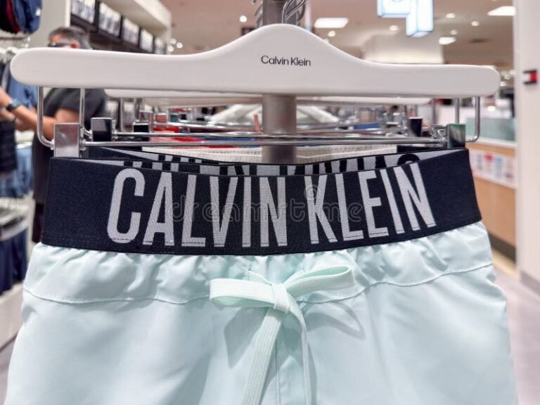 Dónde comprar bóxers Calvin Klein cortos con mejor precio 2 boxers calvin klein exhibidos en tienda elegante