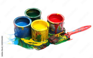 Cuántos litros de pintura se necesitan por metro cuadrado 4 brochas y cubetas de pintura sobre superficie blanca