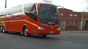 Qué características tiene el bus Irizar PB Escala en Chile 3 bus irizar pb escala en carretera chilena