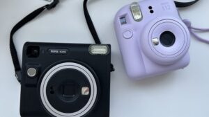 camara instantanea lila sobre fondo neutro