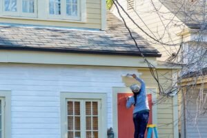 casa pintada al aire libre bajo lluvia