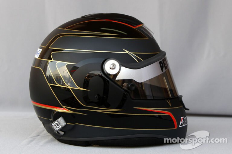 casco de piloto de formula 1 negro brillante