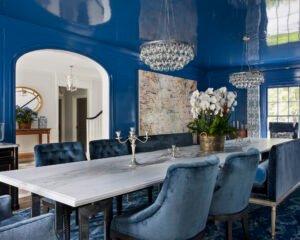 comedor moderno gris con detalles azules