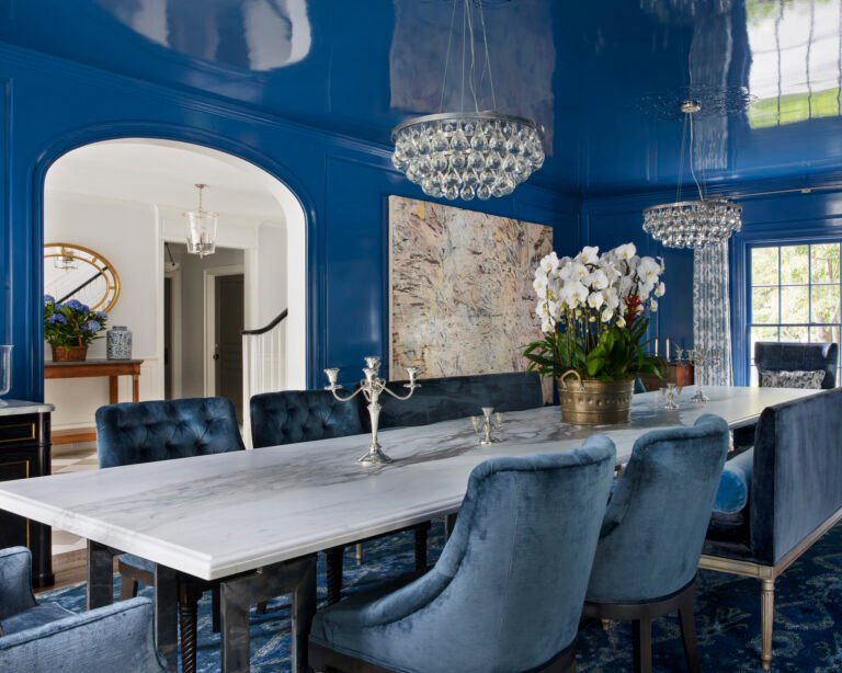 comedor moderno gris con detalles azules