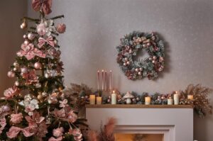 Cómo Crear Una Decoración Navideña Rosa y Plata Elegante y Moderna 3 decoracion navidena elegante rosa y plata moderna
