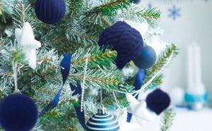 esferas navidenas azul rey decorando arbol