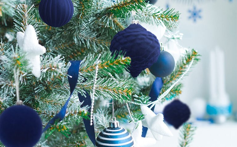 esferas navidenas azul rey decorando arbol