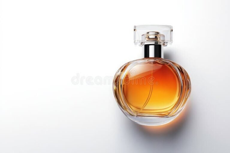 frascos elegantes de perfume sobre fondo blanco