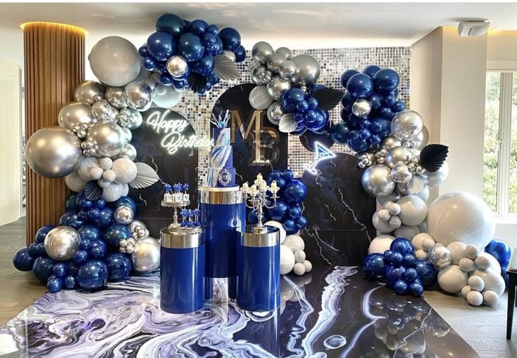 globos azul marino en fiesta elegante