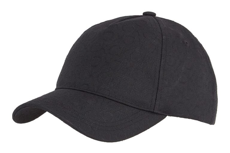 gorra negra calvin klein sobre fondo blanco