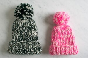 gorro de lana colorido en nieve blanca