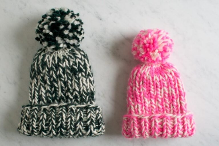 gorro de lana colorido en nieve blanca