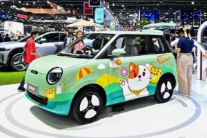 hello kitty car en exhibicion urbana chile