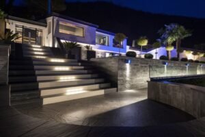 Cómo puedo reducir el consumo de energía en mi hogar de forma eficiente 26 hogar moderno con luces led encendidas