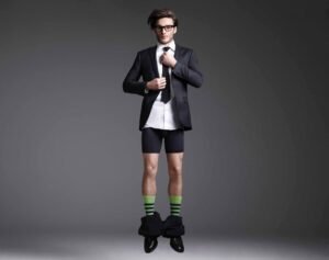 hombre elegante con short wilson moderno