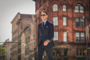 hombre elegante con traje azul marino clasico