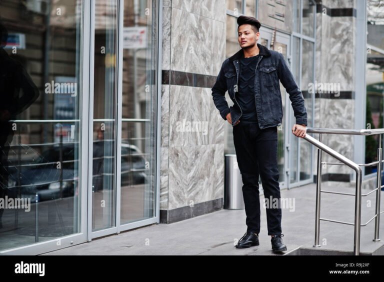 hombre usando jeans negros al aire libre