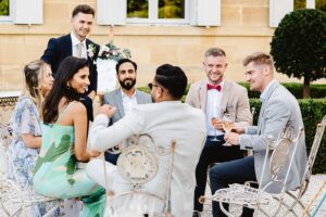 Cómo Vestir en Una Boda de Día para Lucir Elegante y Adecuado 13 invitados elegantes en boda de dia al aire libre