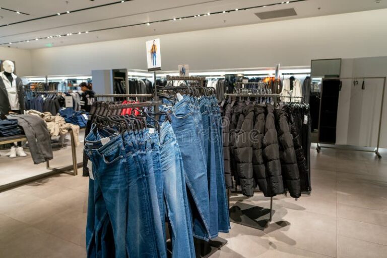 Dónde Comprar Zara Cargo Jeans Originales en Chile y Cuál Es Su Precio 2 jeans cargo zara exhibidos en tienda moderna