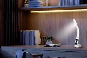 Dónde comprar lámparas LED para mesa con buen precio en Chile 2 lamparas led modernas iluminando mesa estudio